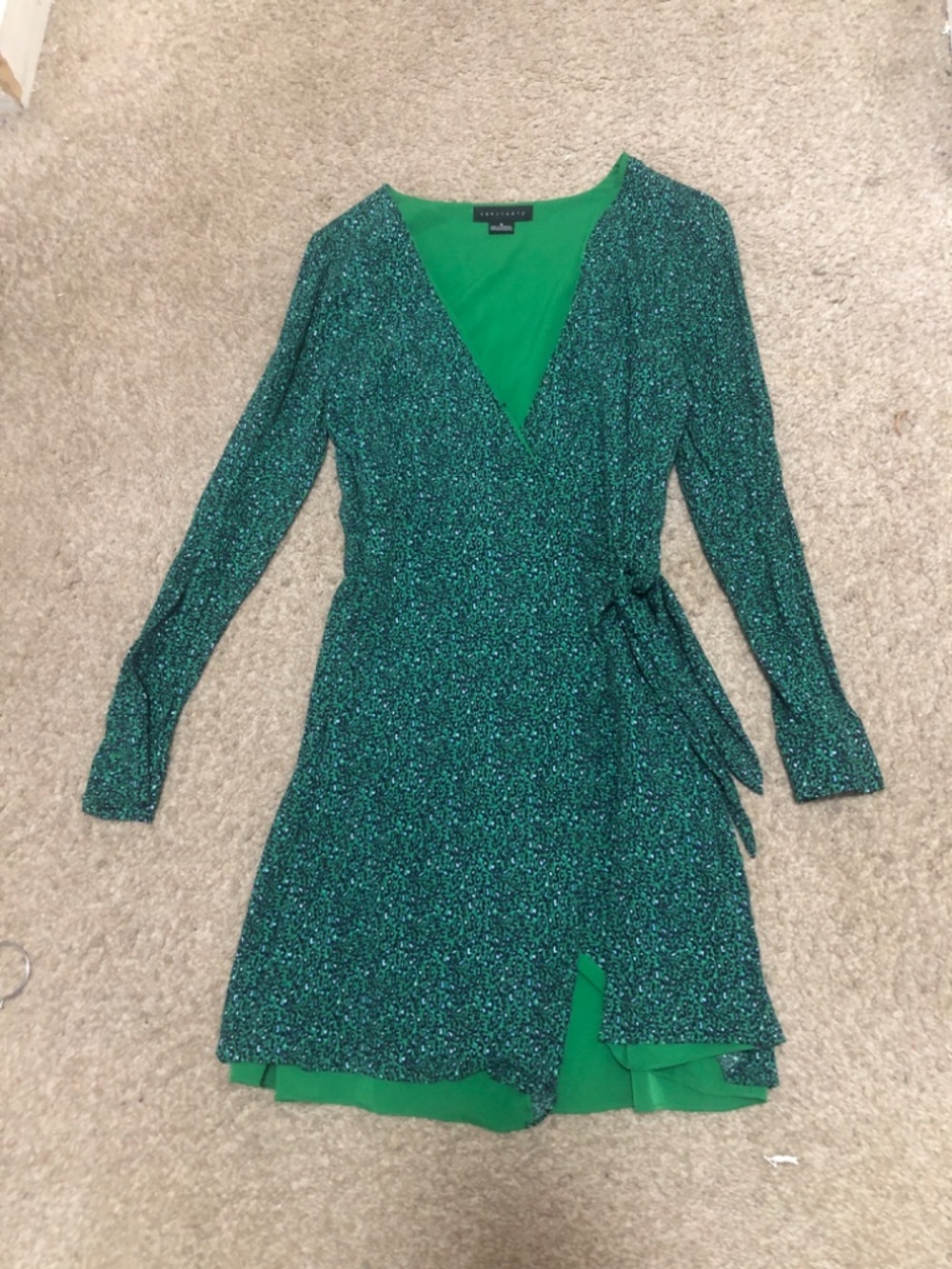 Sanctuary Stay The Night Printed Wrap Dress featuring a V-neck, long slee Size 6 - Picture 2 of 4